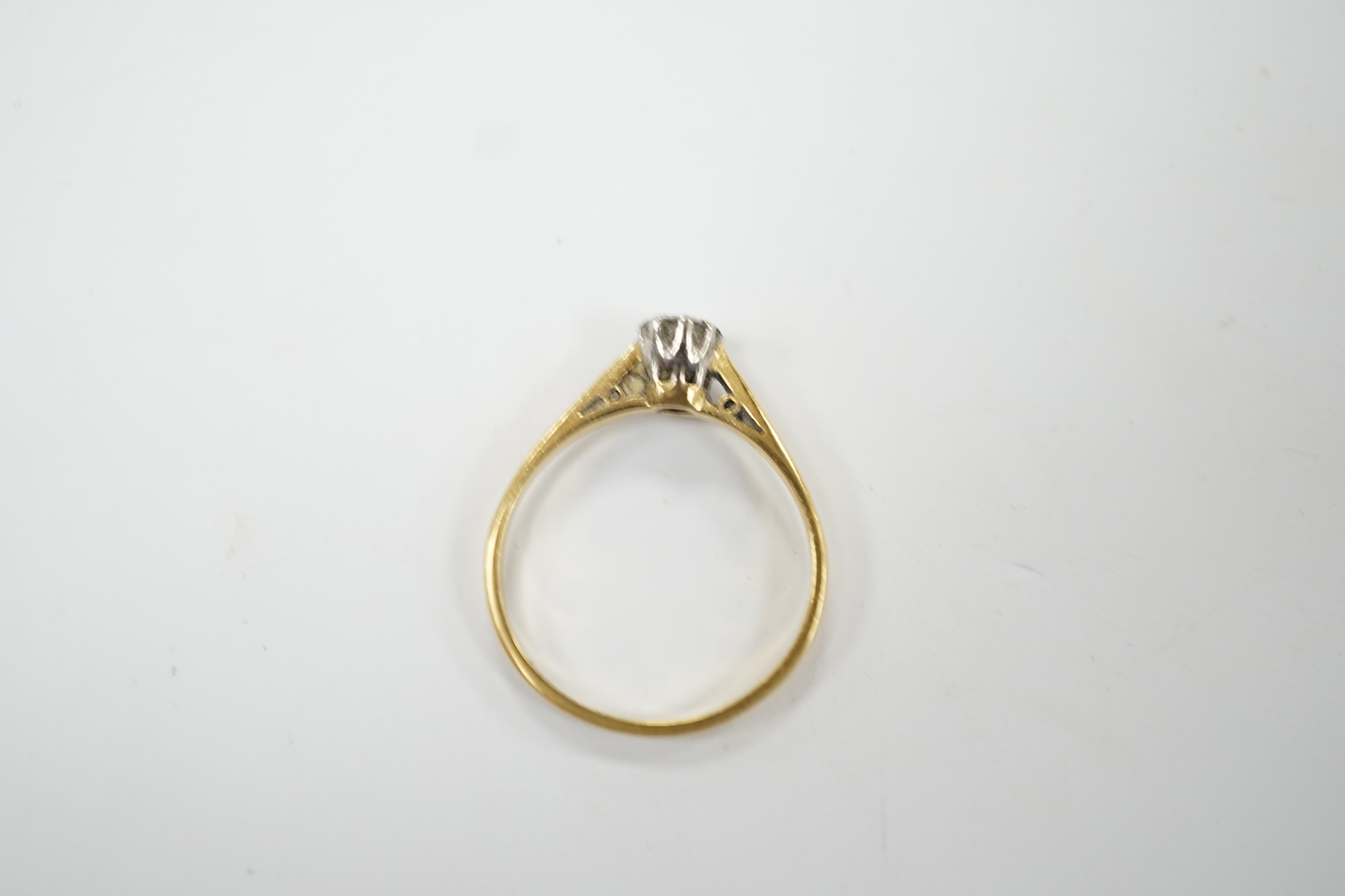 An 18ct, plat. and solitaire diamond set ring, size N/O, gross weight 2.1 grams. Good condition.